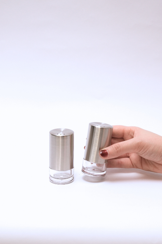 Set de Salero y Pimentero de Acero con Base de Acrílico